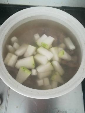 放入冬瓜，小火炖煮。