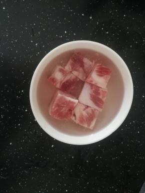 肋排块冷水浸泡去血水。