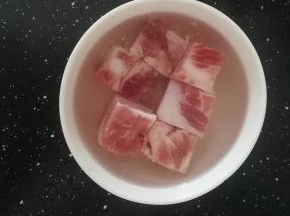 肋排块冷水浸泡去血水。