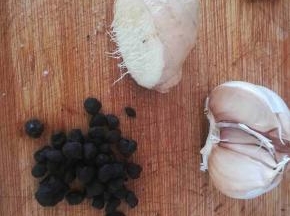 准备好豆豉，生姜，大蒜。