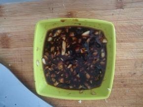 加入蚝油，六月鲜，盐拌匀。