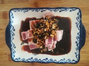 倒在肋排上，腌制二十分钟。