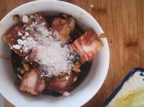 蒸之前，加入淀粉。