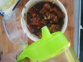 加入食油，拌匀。