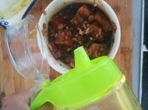 加入食油，拌匀。