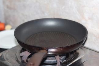 首先就是锅一定要烫