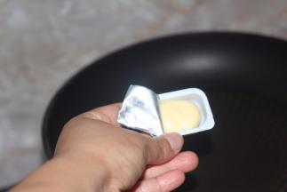 拆开黄油包、加入锅里慢慢的化开