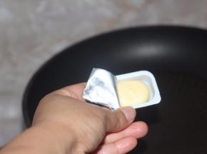 拆开黄油包、加入锅里慢慢的化开