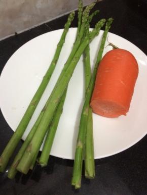 准备好芦笋和胡萝卜