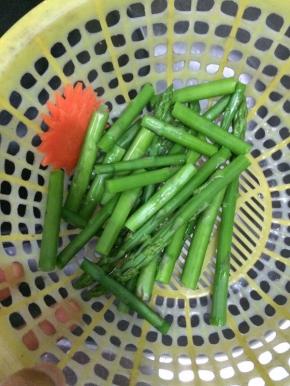 把芦笋和胡萝卜在热水里焯一下取出备用