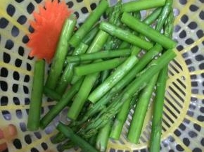 把芦笋和胡萝卜在热水里焯一下取出备用