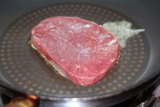 然后加入牛排，先煎一面，我用了1分30秒