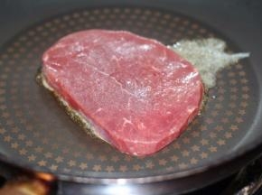 然后加入牛排，先煎一面，我用了1分30秒