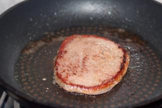 然后翻面，在煎的过程中不要去动它