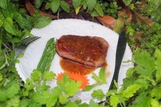 浇在牛排上面，摆上蔬菜即可