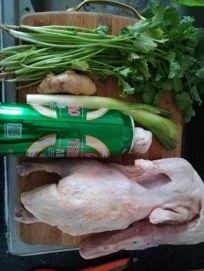 啤酒鸭的材料准备好。