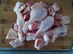 鸭子剁成大小合适的块。