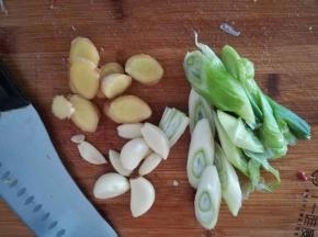 葱切断，生姜，切片，大蒜拍一下，去皮