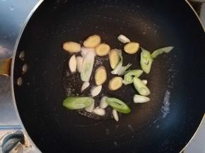 热锅酱油，放入葱姜蒜煸香