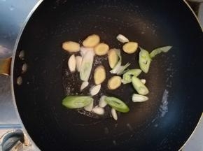 热锅酱油，放入葱姜蒜煸香