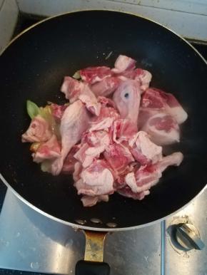 加入鸭子翻炒。