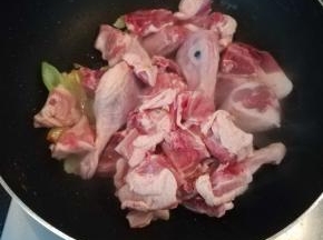 加入鸭子翻炒。