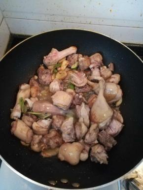 炒啊炒到鸭子变色，炒出鸭油。