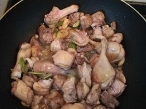 炒啊炒到鸭子变色，炒出鸭油。