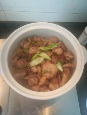 炒好的鸭子倒入陶瓷煲内。