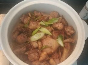 炒好的鸭子倒入陶瓷煲内。