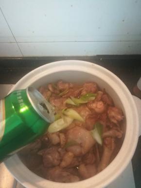 倒入一整罐的啤酒。