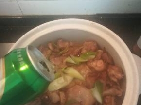 倒入一整罐的啤酒。