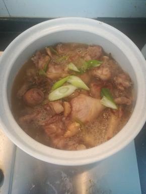 好了，鸭子放在这里小火炖煮。去准备香菇腊肠饭。