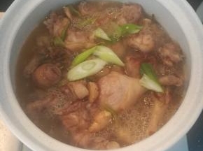 好了，鸭子放在这里小火炖煮。去准备香菇腊肠饭。