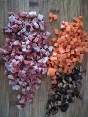 香菇，腊肠，胡萝卜通通切丁。