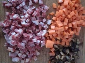 香菇，腊肠，胡萝卜通通切丁。