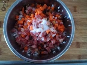 把切好的丁放入米饭内，加入食盐调味。然后搅拌均匀。