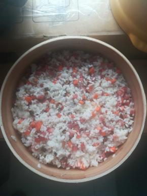 倒在蒸笼内，铺好。用筷子插几个孔。