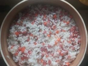 倒在蒸笼内，铺好。用筷子插几个孔。