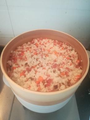 放在咕嘟咕嘟的啤酒鸭上，利用蒸汽来蒸。继续蒸20分钟就可以。