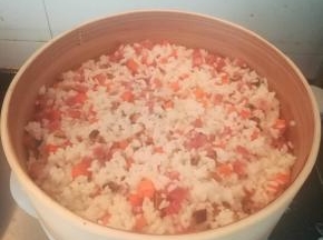 放在咕嘟咕嘟的啤酒鸭上，利用蒸汽来蒸。继续蒸20分钟就可以。