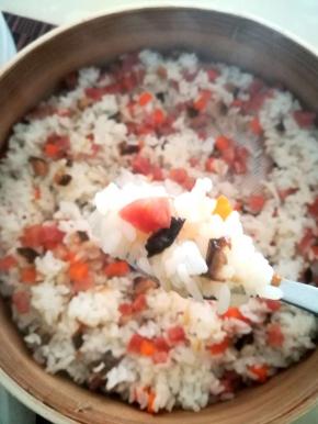 香菇腊肠饭超级好吃，完全不需要菜。