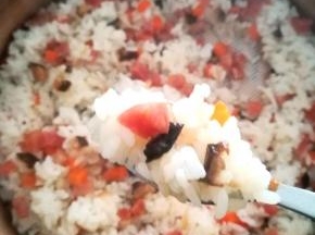 香菇腊肠饭超级好吃，完全不需要菜。