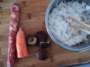 腊肠，香菇，胡萝卜，半熟米饭。
