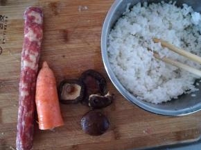 腊肠，香菇，胡萝卜，半熟米饭。
