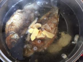 放入生姜片煮开
