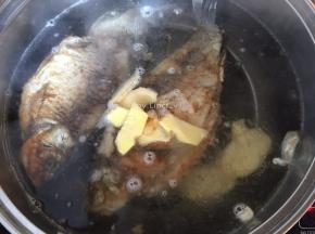 放入生姜片煮开
