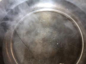汤锅放入适量清水煮开
