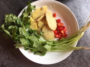 生姜洗净切片，小红椒洗净切小，香菜洗净待用