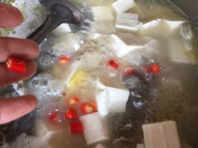 接着加入辣椒继续煲煮
